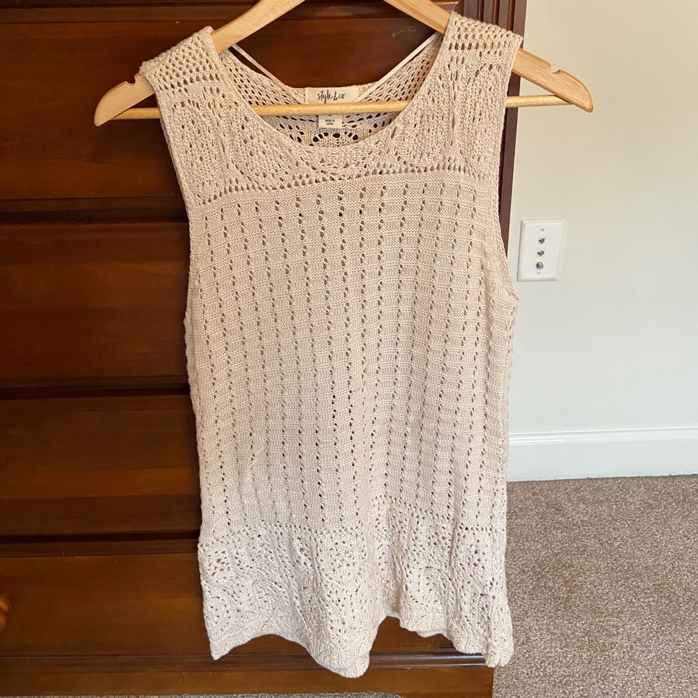 Knitted tan sleeveless shirt